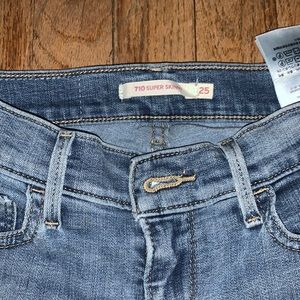 Levi low rise skinny jeans! Size 25.